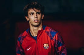 利物浦官网仅放萨拉赫抢圈训练图，未展示其与队友拥抱镜头