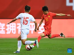 乎齐平